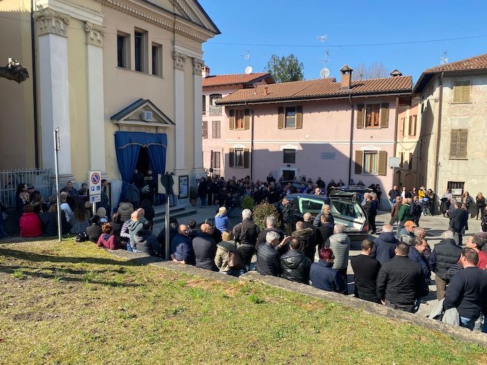Il funerale di Osvaldo Cutuli a Lavena Ponte Tresa (foto tratta da Luinonotizie.it)