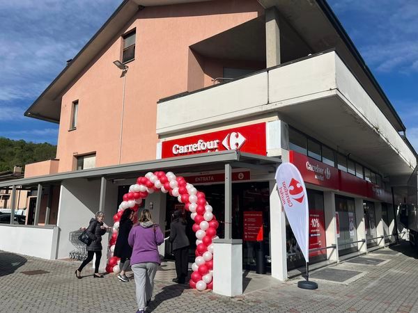 I due nuovi supermercati aperti a Lavena Ponte Tresa (foto dalla pagina Facebook "io cambio con Mastromarino sindaco") I due nuovi supermercati aperti a Lavena Ponte Tresa (foto dalla pagina Facebook "io cambio con Mastromarino sindaco")
