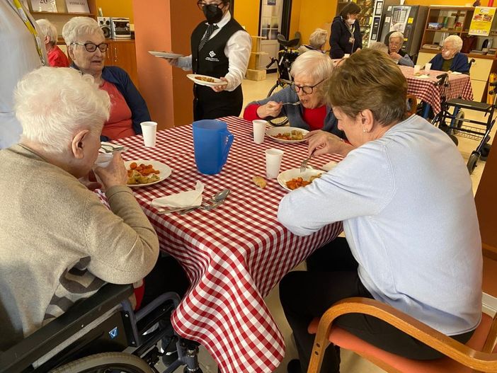 Un tavolata alla trattoria della Fondazione Comi di Luino