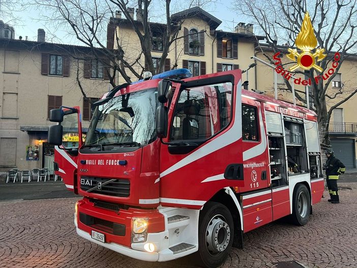 L'intervento dei vigili del fuoco in piazza Garibaldi a Luino per un incendio in un negozio L'intervento dei vigili del fuoco in piazza Garibaldi a Luino per un incendio in un negozio