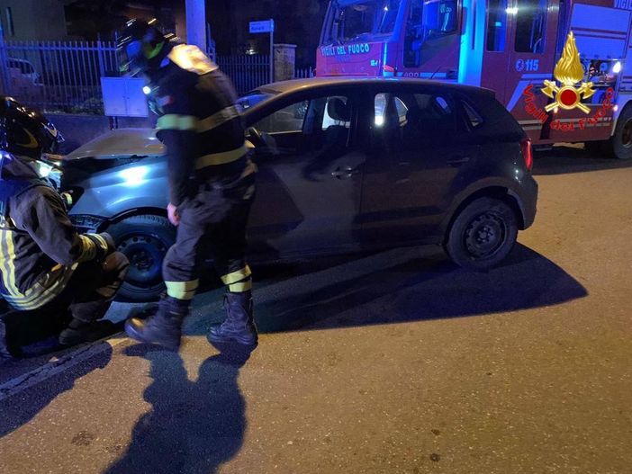Vedano, auto finisce contro un muro. Soccorsa una ragazza