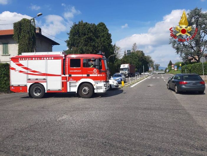 Travedona Monate, scontro tra auto all'incrocio della ss692. Intervengono i vigili del fuoco Travedona Monate, scontro tra auto all'incrocio della ss692. Intervengono i vigili del fuoco
