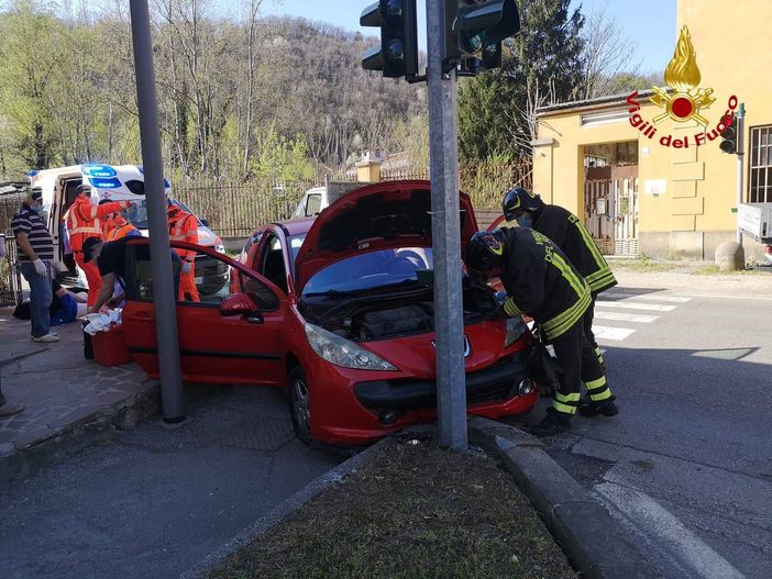 Laveno, incidente in via XXV Aprile, ferita ragazza di 22 anni Laveno, incidente in via XXV Aprile, ferita ragazza di 22 anni