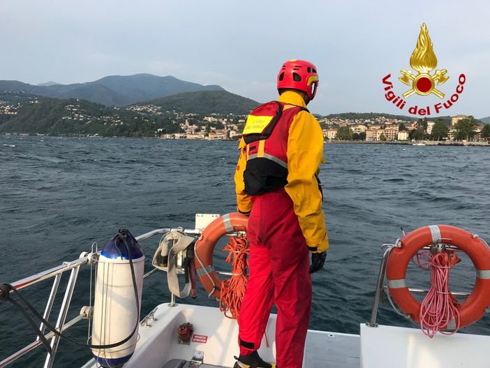 Sospese le ricerche dell'uomo caduto dal traghetto e inghiottito dal Lago Maggiore