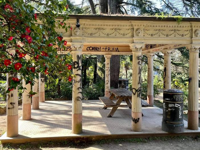 FOTO. Villa Augusta devastata dai vandali, Gregori (La Civica): «Una vergogna»