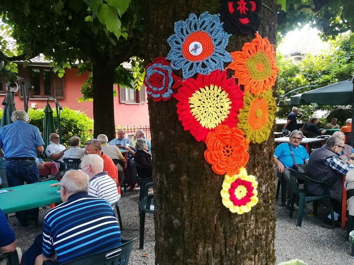 Il parchetto di Sant'Ambrogio si veste di... maglia. A fin di bene Il parchetto di Sant'Ambrogio si veste di... maglia. A fin di bene