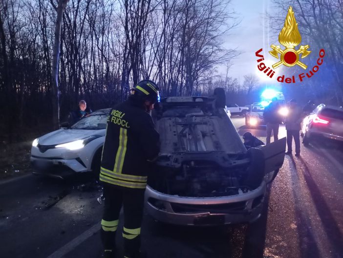 FOTO. Carambola tra quattro auto sulla Provinciale a Cairate: un ferito FOTO. Carambola tra quattro auto sulla Provinciale a Cairate: un ferito