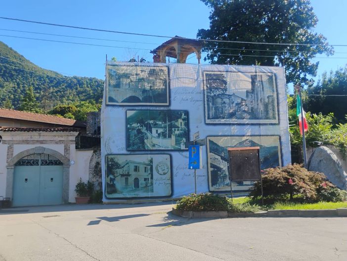 Le cartoline di Cittiglio Alto stampate su un grande telone a coprire la struttura fatiscente di Villa Ripamonti