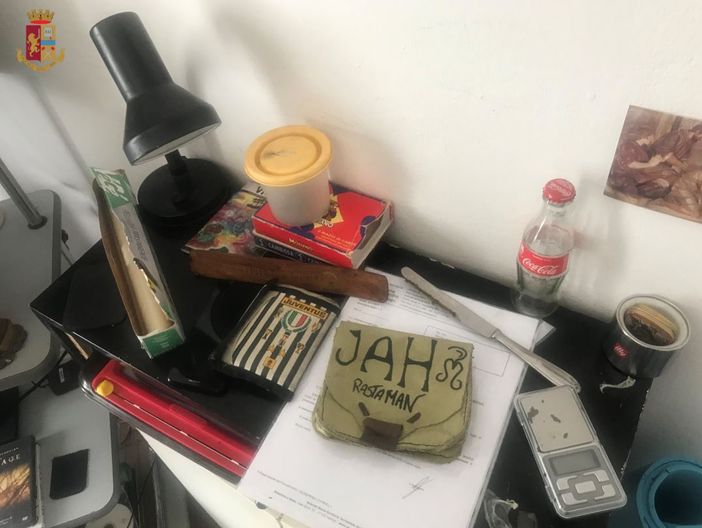 Il materiale rinvenuto dalla polizia