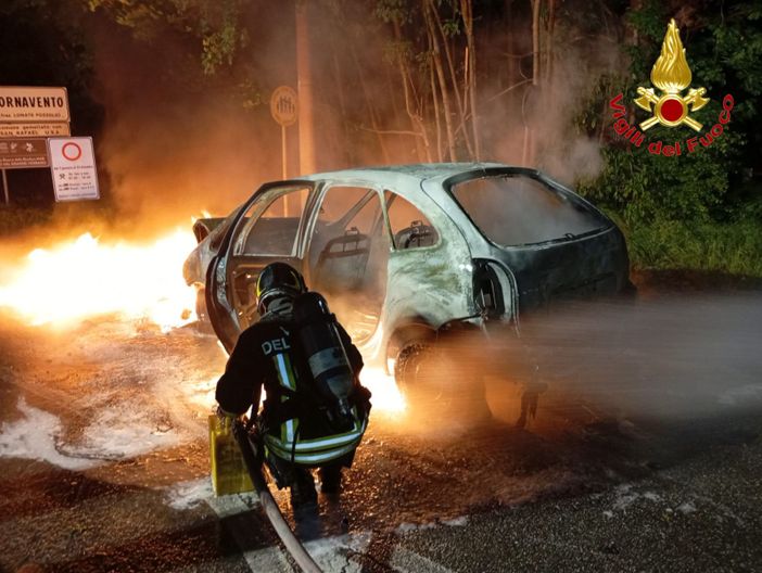 L'auto avvolta dalle fiamme a Lonate Pozzolo