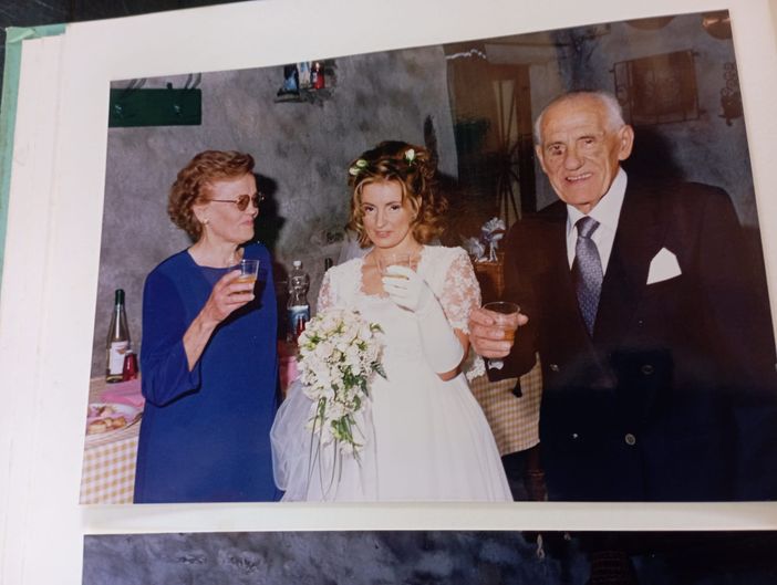 Abramo Foglia con la moglie e la figlia nel giorno del matrimonio di Sara