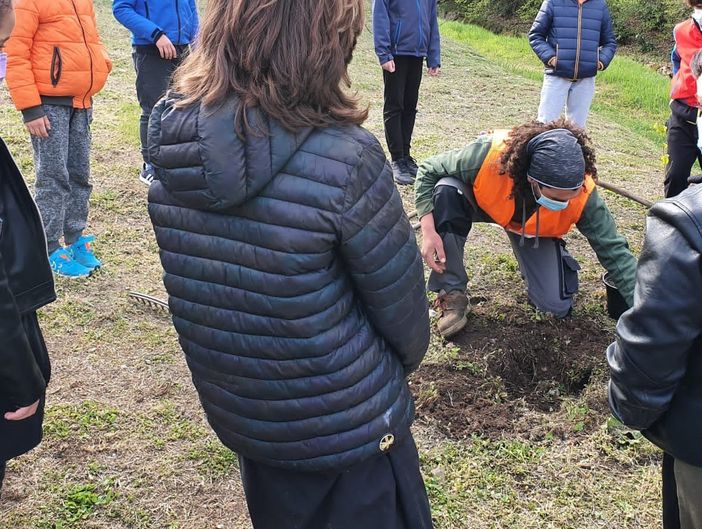 Gli alunni della scuola primaria fanno rifiorire Azzio