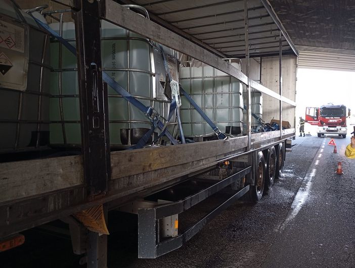 Soda caustica in strada, a Gerenzano intervengono vigili del fuoco e Arpa