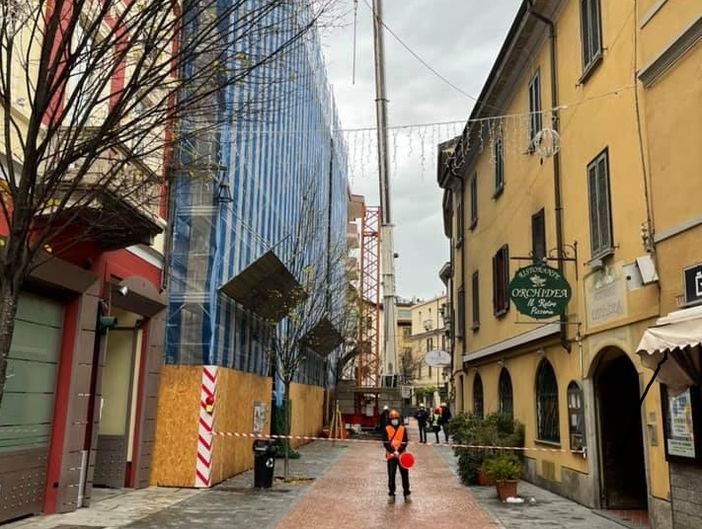 Una gru blocca via Donizetti e i commercianti insorgono: «Un danno incredibile per noi»