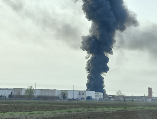L'incendio all'azienda Kemi di Novara L'incendio all'azienda Kemi di Novara