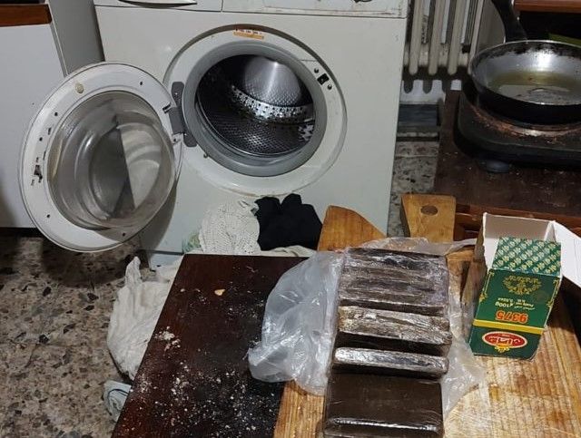 Nascondeva un chilo di hashish tra i panni sporchi in lavatrice: arrestato un 48enne marocchino
