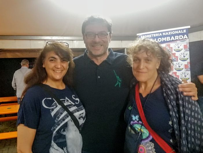 Giancarlo Giorgetti ieri sera alla Festa nazionale della Lega Lombarda di Golasecca con due militanti Giancarlo Giorgetti ieri sera alla Festa nazionale della Lega Lombarda di Golasecca con due militanti