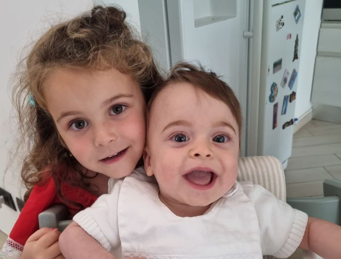 Matilde con il fratellino Tommaso nella foto inviata in redazione dalla mamma Matilde con il fratellino Tommaso nella foto inviata in redazione dalla mamma