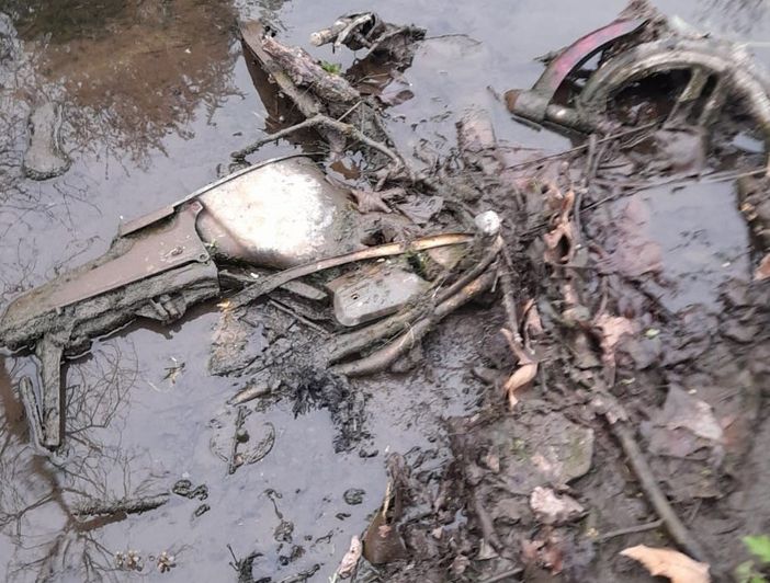 I resti del motorino recuperati dal fiume Bardello (foto dalla pagina Facebook del sindaco Coghetto)