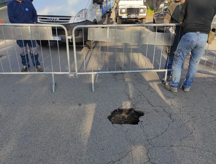 La voragine che si è aperta in via Mameli a Cavaria con Premezzo