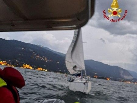 Barca a vela alla deriva per il forte vento sul lago Maggiore, soccorsa dai vigili del fuoco Barca a vela alla deriva per il forte vento sul lago Maggiore, soccorsa dai vigili del fuoco