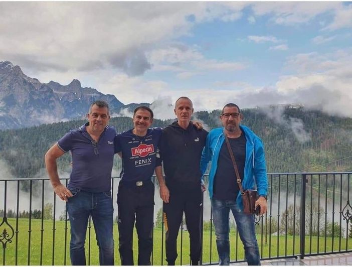 Vanno a vedere il Giro ma uno di loro ha un malore: salvato dagli amici vigili del fuoco