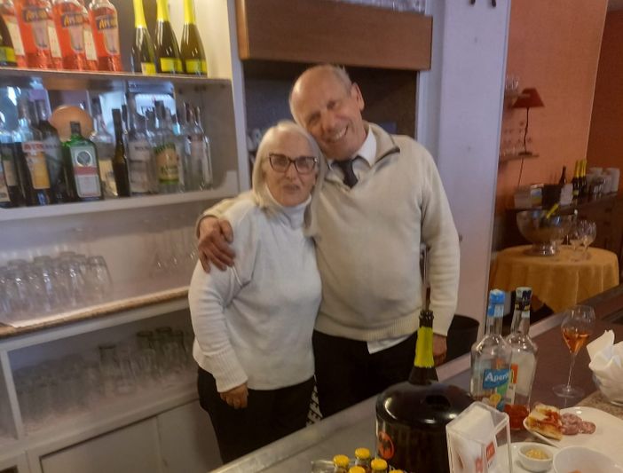 Giancarlo e Giovanna titolari del Bar Haiti di Angera vanno in pensione (foto dalla pagina Facebook "Anch'io voglio correre odv")