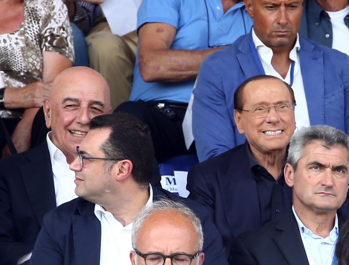 Berlusconi in tribuna allo Speroni accanto a Galliani nella splendida foto di Daniele Belosio. Sotto nella gallery Tramezzani con i tifosi dopo aver visto la partita nei Popolari e aver salutato il grande Giannino Gallazzi
