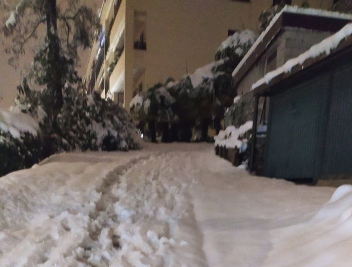 Via Crispi, condomini bloccati in casa: «Lo spala neve non è mai passato»