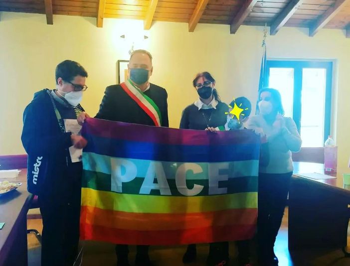 Il Comune di Daverio regala una bandiera della pace nuova alla scuola Fermi