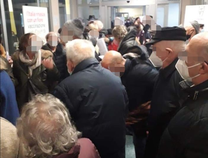 Astuti (Pd): «Anziani assembrati in coda per i vaccini anti-Covid. A Varese necessaria una migliore organizzazione»