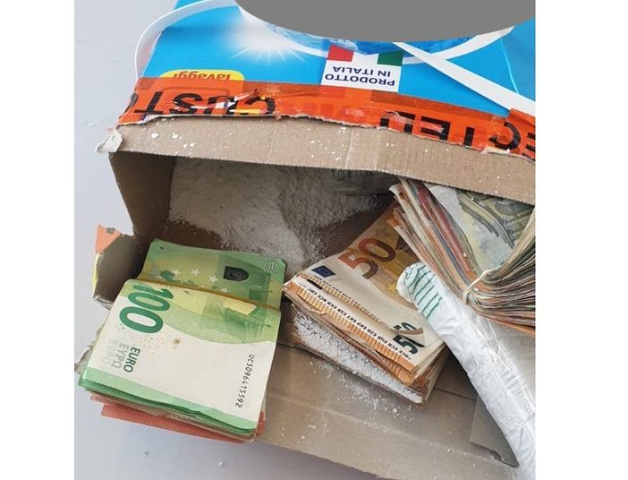 FOTO. Malpensa, volevano volare in Nigeria con 96mila euro nascosti nei fusti di detersivo