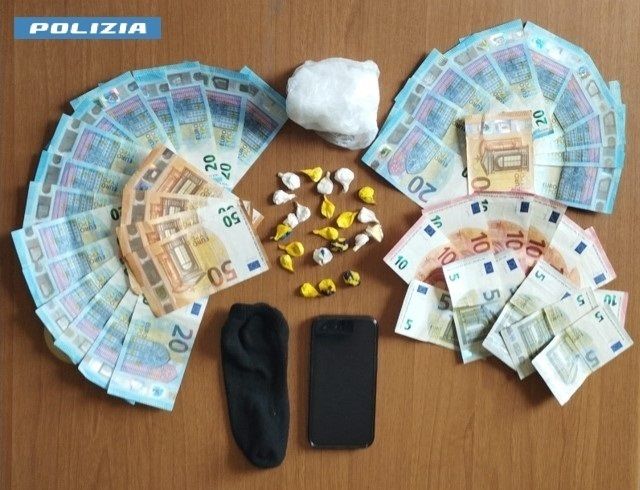 Ventidue dosi di cocaina nascosta in auto in un calzino sotto un seggiolino per bambini: spacciatore arrestato