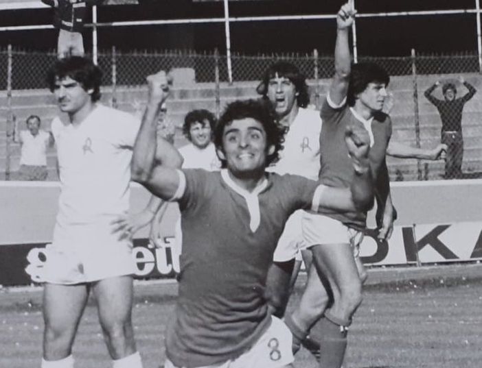 Vito De Lorentiis esulta al Franco Ossola: per lui 95 presenze e 19 gol in biancorosso. Nella galleria, altre foto d'epoca e una attuale a Solbiate insieme al tifoso e amico Mario Trevisi Vito De Lorentiis esulta al Franco Ossola: per lui 95 presenze e 19 gol in biancorosso. Nella galleria, altre foto d'epoca e una attuale a Solbiate insieme al tifoso e amico Mario Trevisi