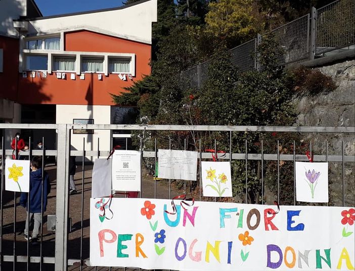 I bambini della scuola primaria di Luvinate piantano fiori nel giardino per la Giornata mondiale contro la violenza sulle donne