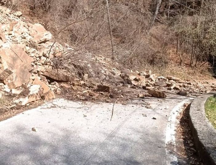 La frana sulla provinciale a Cugliate Fabiasco (foto dalla pagina Facebook del Comune)