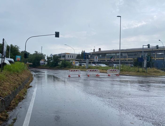 FOTO. Castellanza, due mezzi estratti dal sottopasso allagato di viale Borri FOTO. Castellanza, due mezzi estratti dal sottopasso allagato di viale Borri