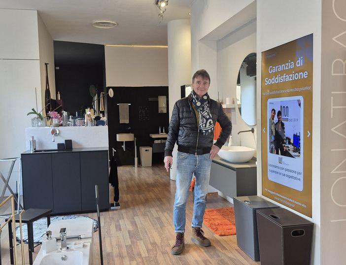 Nando Lonati insieme alla sorella Elisabetta gestisce l storica attività di piazza della Motta, punto di riferimento per l’arredo bagno non solo in città