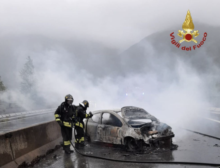 Va a sbattere in superstrada e l'auto viene distrutta dalle fiamme