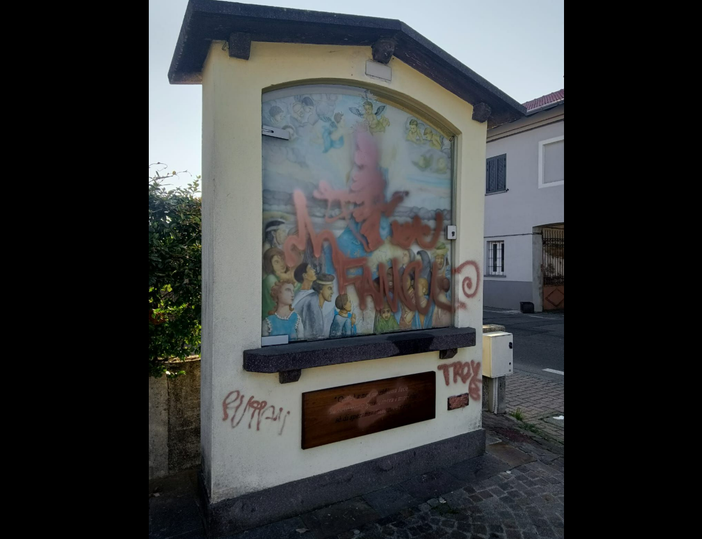 Scritte volgari sull’edicola votiva di Ferno: «Ignobile gesto vandalico» Scritte volgari sull’edicola votiva di Ferno: «Ignobile gesto vandalico»
