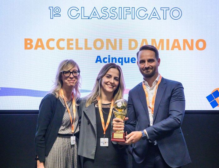 La premiazione di Acinque: da sinistra Giuseppa Castore, Simona Grandi e Damiano Baccelloni La premiazione di Acinque: da sinistra Giuseppa Castore, Simona Grandi e Damiano Baccelloni
