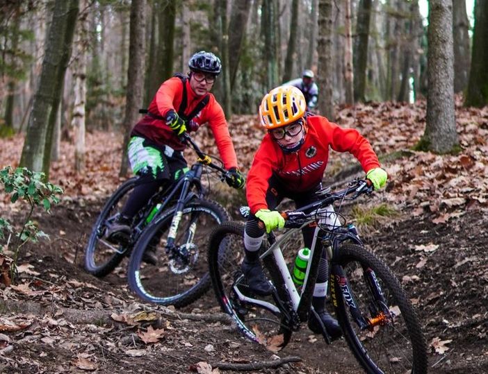 Federico Forlani in sella alla sua mountain bike con papà Fabio Federico Forlani in sella alla sua mountain bike con papà Fabio