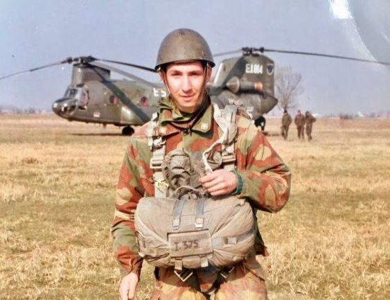 Marco Sartori da ragazzo, quando faceva il paracadutista