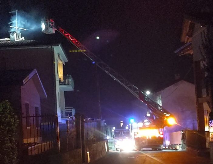 Le immagini dell'incendio di ieri sera a Besozzo