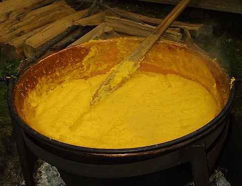 Sarà la polenta la regina della Sagra del Mergun in programma domenica 17 settembre sul lungolago di Porto Valtravaglia Sarà la polenta la regina della Sagra del Mergun in programma domenica 17 settembre sul lungolago di Porto Valtravaglia
