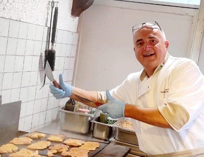 Il Gianni Macelar al lavoro (foto dalla sua pagina Facebook)