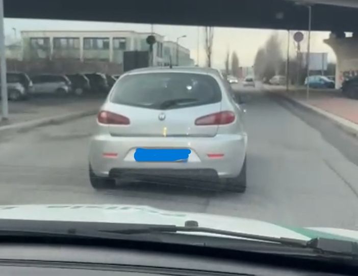 Il mezzo in fuga, inquadrato dall auto della Polizia Locale