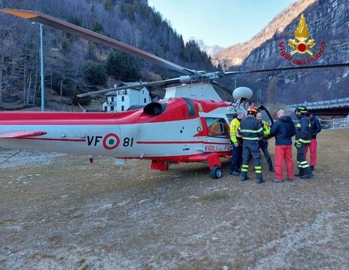 Escursionisti in difficoltà all'Alpe Devero, recuperati del "Drago" dei vigili del fuoco Escursionisti in difficoltà all'Alpe Devero, recuperati del "Drago" dei vigili del fuoco