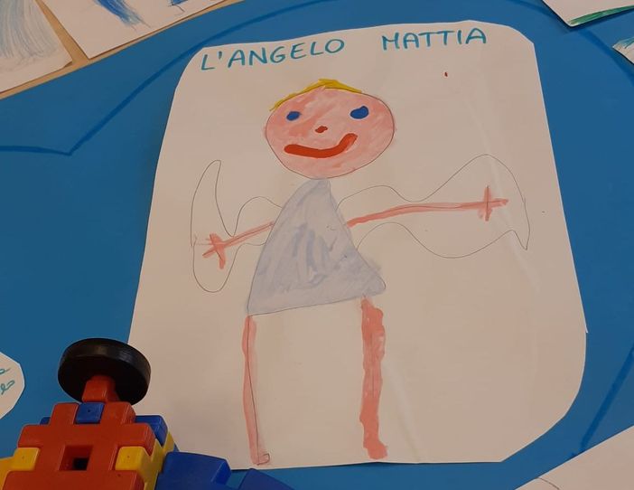 FOTO. I disegni dei compagni d'asilo di Mattia: «Adesso sei un angelo» FOTO. I disegni dei compagni d'asilo di Mattia: «Adesso sei un angelo»