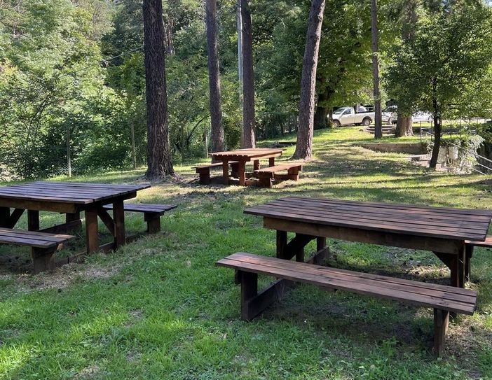 Le nuove panchine e tavolini realizzate con il legno recuperato dalla tempesta Alexa e installate nell'ex Colonia di Barasso